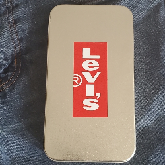Levi's Brand Velcro Wallet in Collectable Tin - Picture 4 of 6